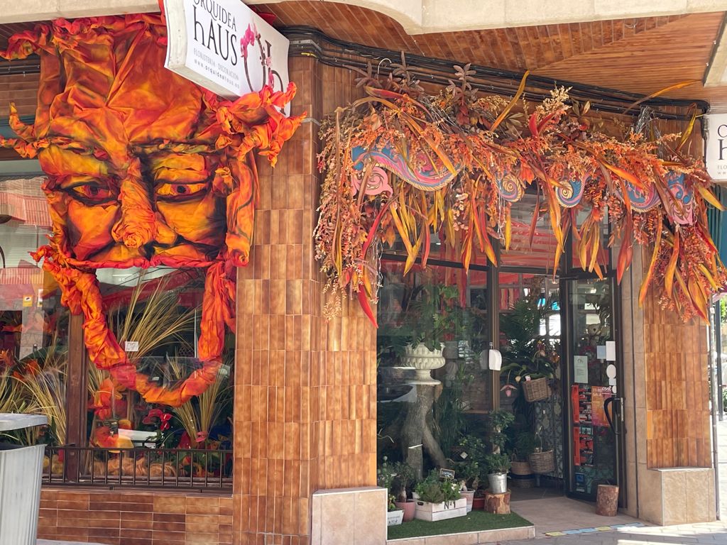 Una floristería y una mercería de Alicante consiguen los primeros premios del I Concurso de Escaparates de Hogueras Una floristería y una mercería de Alicante consiguen los primeros premios del I Concurso de Escaparates de Hogueras