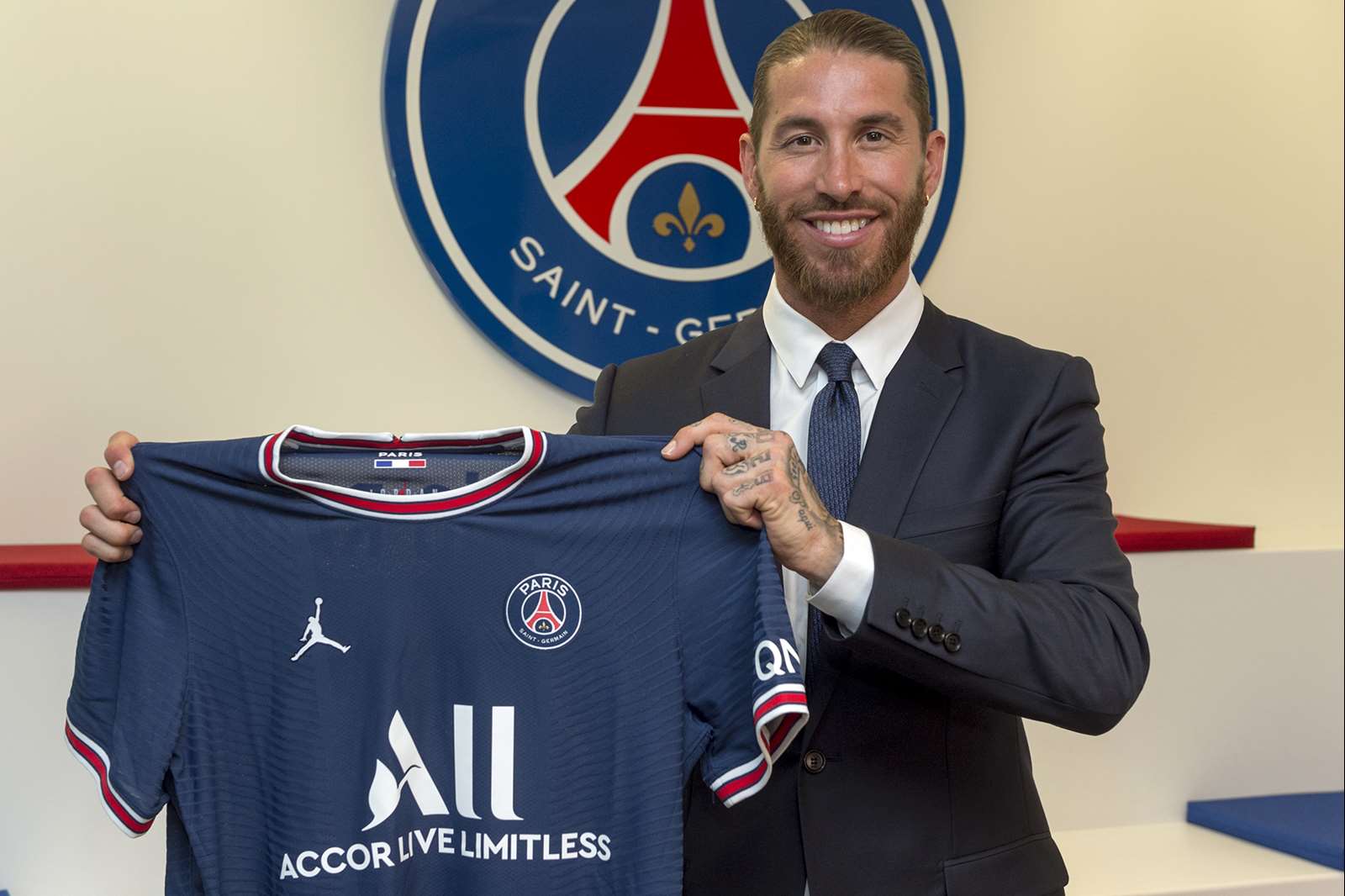 Sergio Ramos, sobre su vida en París: "Aún no conozco la Torre Eiffel, pero los crepes son mi plato favorito" Sergio Ramos, sobre su vida en París: "Aún no conozco la Torre Eiffel, pero los crepes son mi plato favorito"
