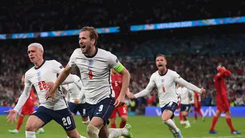 Kane celebra la clasificación de Inglaterra a la final de la Eurocopa Kane celebra la clasificación de Inglaterra a la final de la Eurocopa
