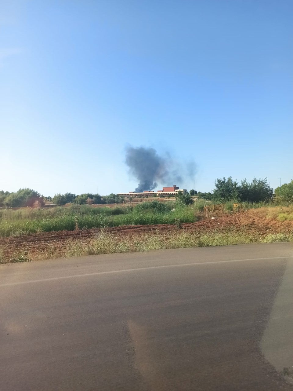 Un incendio quema plásticos y maderas en la planta de Comsermancha en Alcázar de San Juan Un incendio quema plásticos y maderas en la planta de Comsermancha en Alcázar de San Juan
