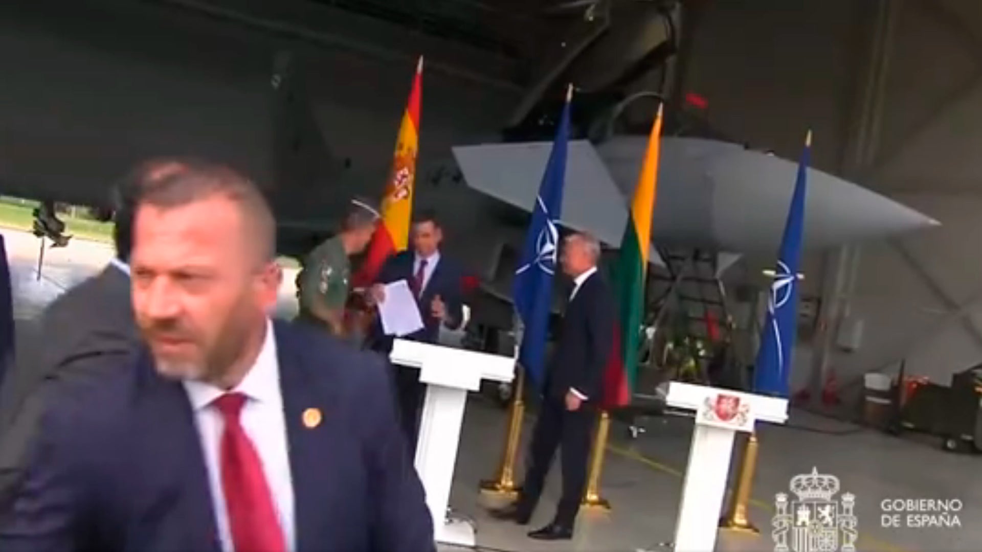 Pedro Sánchez obligado a interrumpir una rueda de prensa por una amenaza rusa Pedro Sánchez obligado a interrumpir una rueda de prensa por una amenaza rusa