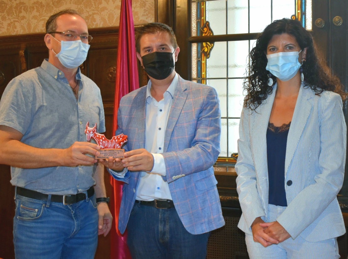 El presidente de la Diputación de Albacete ensalza el compromiso de la asociación cultural "La Coscoja" de Barrax El presidente de la Diputación de Albacete ensalza el compromiso de la asociación cultural "La Coscoja" de Barrax