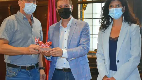El presidente de La Coscoja entrega de un Tor de Carretillas al presidente de la Diputación de Albacete El presidente de La Coscoja entrega de un Tor de Carretillas al presidente de la Diputación de Albacete