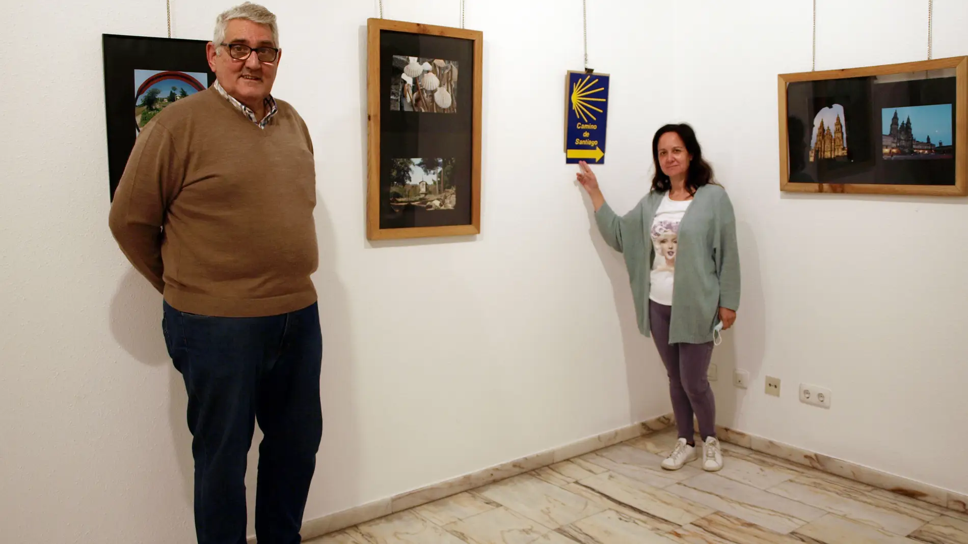 Mayte y Laureano inaugurando la exposición fotográfica sobre el Camino de Santiago 