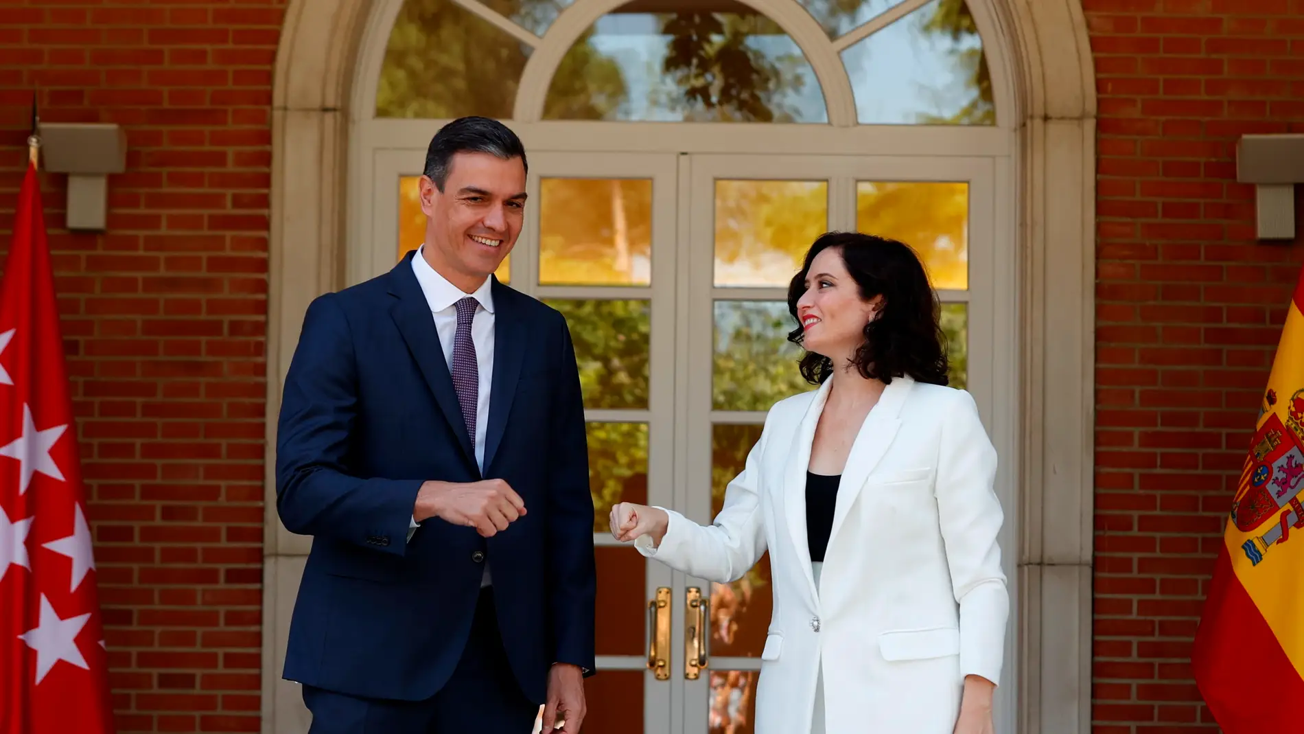 Pedro Sánchez e Isabel Díaz Ayuso saludándose a las puertas del Palacio de la Moncloa