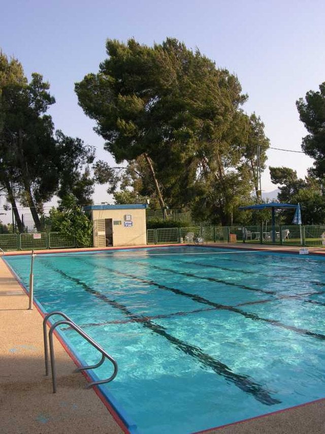 Muere un hombre en Alicante al lanzarse a una piscina con poca agua Muere un hombre en Alicante al lanzarse a una piscina con poca agua