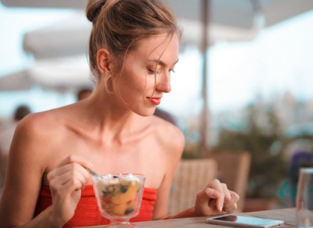 Más del 90% de los españoles come a diario delante de una pantalla Más del 90% de los españoles come a diario delante de una pantalla