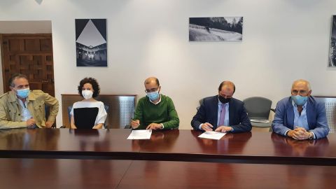 Alcalde y Presidente firmando el convenio de colaboraci&oacute;n 