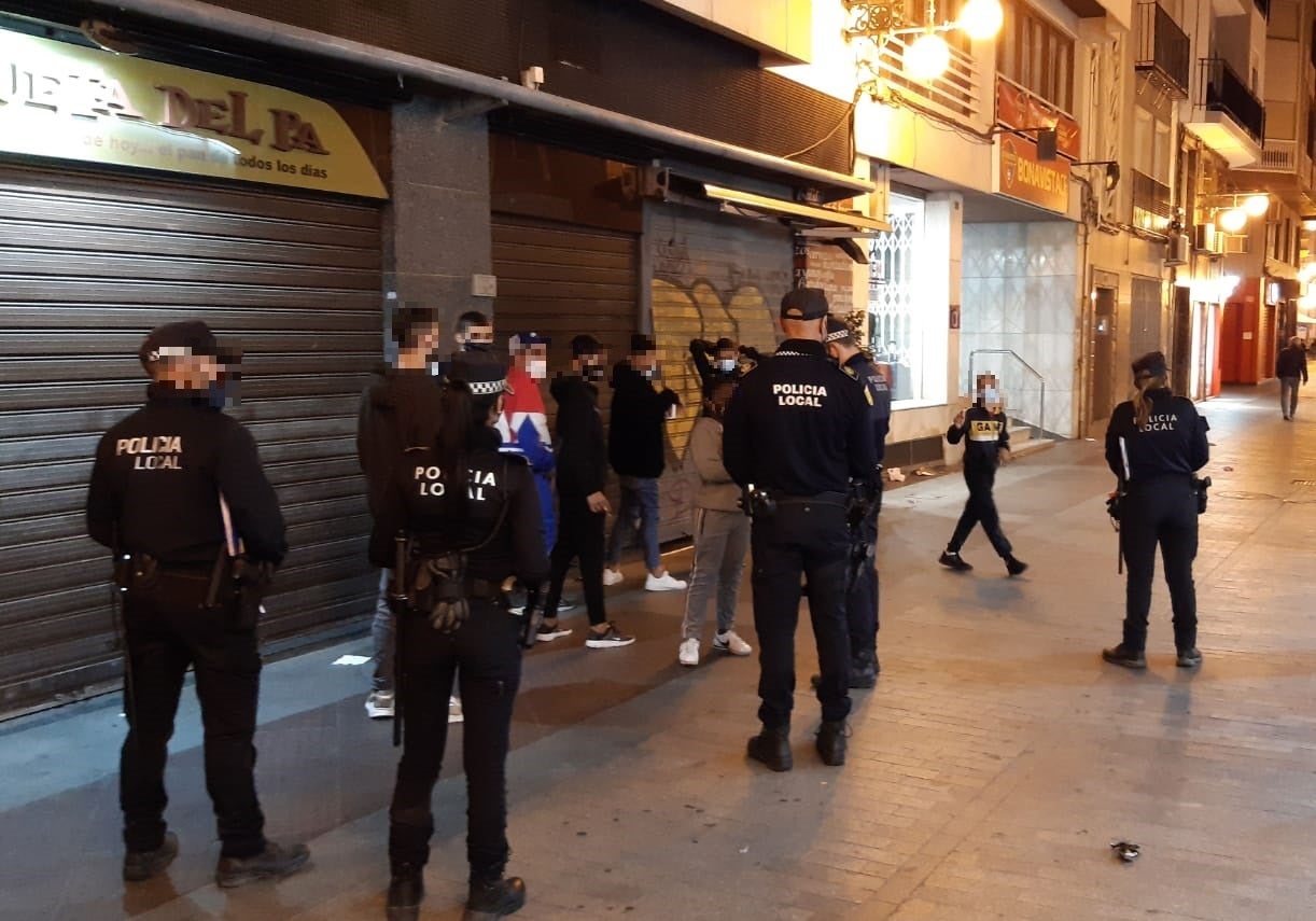 La Policía Local de Elche dispone 150 agentes para que se cumplan las restricciones frente a la pandemia y evitar los botellones La Policía Local de Elche dispone 150 agentes para que se cumplan las restricciones frente a la pandemia y evitar los botellones