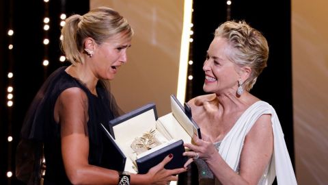 La directora francesa Julia Ducournau recibe la Palma de Oro por 'Titane' de manos de Sharon Stone