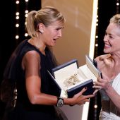 La directora francesa Julia Ducournau recibe la Palma de Oro por 'Titane' de manos de Sharon Stone