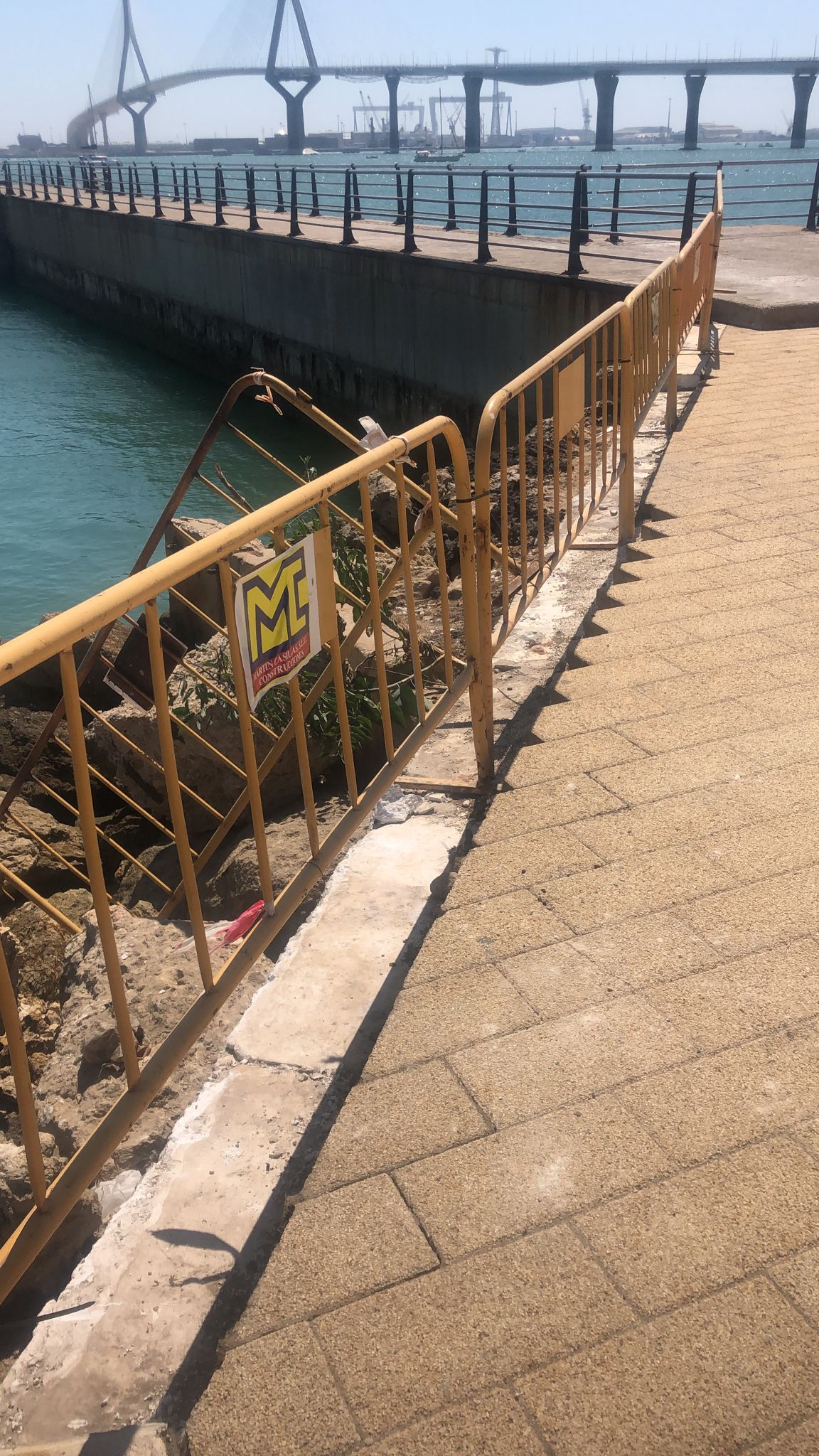 El Gobierno de Cádiz denuncia actos vandálicos en el paseo marítimo de Astilleros El Gobierno de Cádiz denuncia actos vandálicos en el paseo marítimo de Astilleros