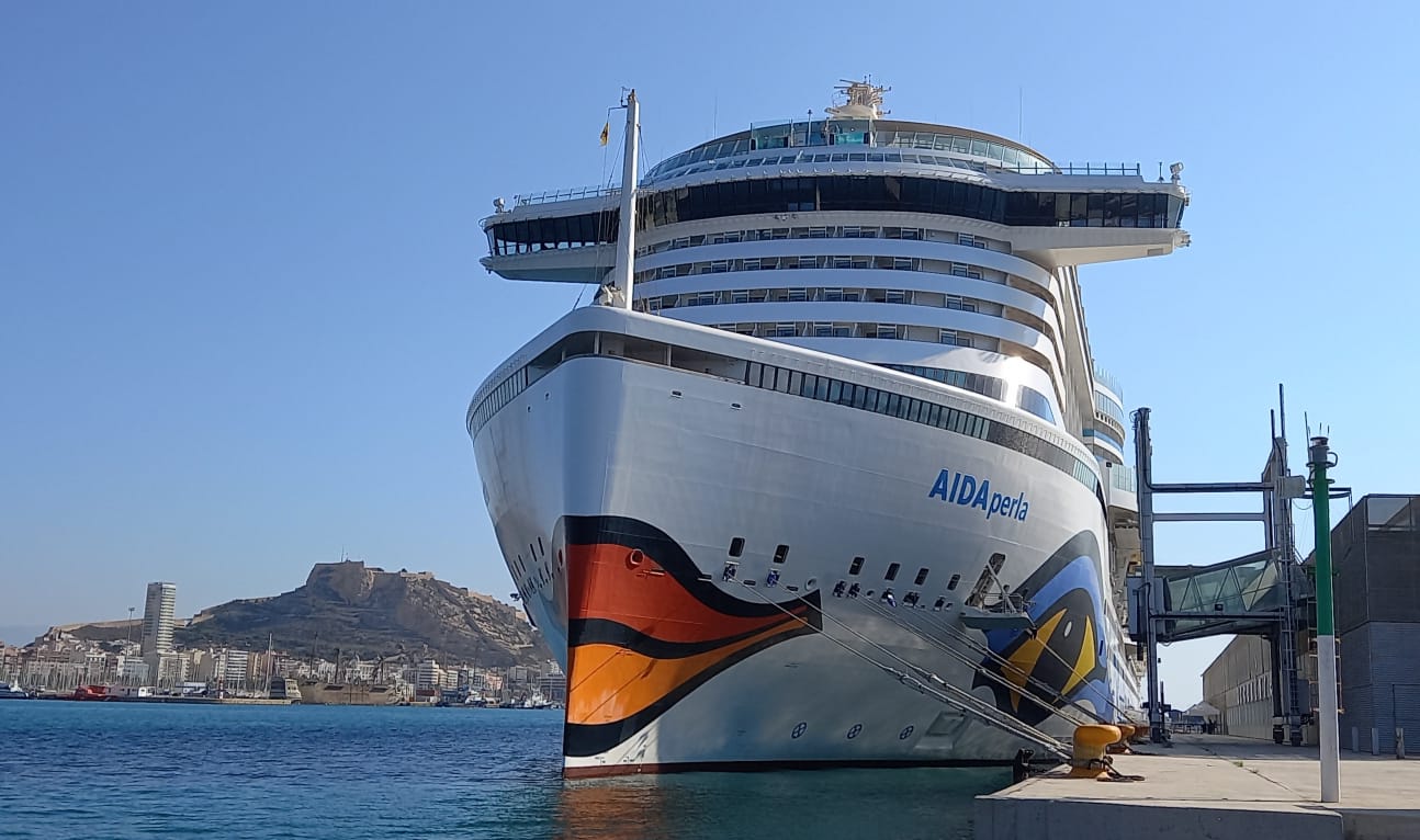 El crucero Aida Perla hace su primera escala en el Puerto de Alicante El crucero Aida Perla hace su primera escala en el Puerto de Alicante