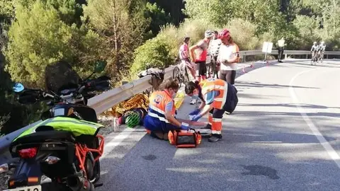 Ciclista siendo atendido por los sanitarios Ciclista siendo atendido por los sanitarios