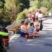 Ciclista siendo atendido por los sanitarios