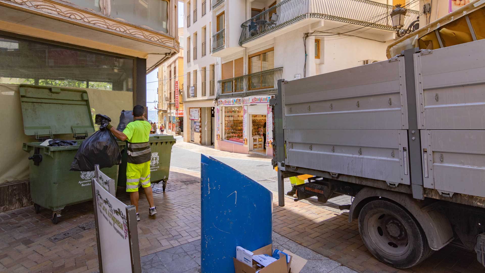 Benidorm retirará los contenedores de la Plaza Constitución entre las 8:00 y las 18:00 horas Benidorm retirará los contenedores de la Plaza Constitución entre las 8:00 y las 18:00 horas