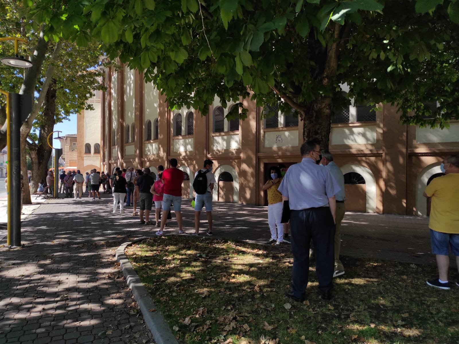 Colas en el primer día de venta de entradas para la feria taurina de Cuenca Colas en el primer día de venta de entradas para la feria taurina de Cuenca