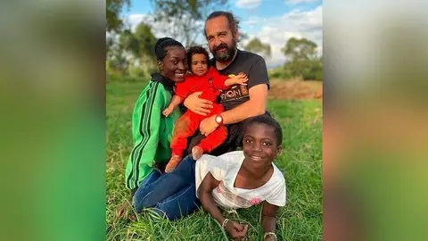 Luis Flores con su familia Luis Flores con su familia