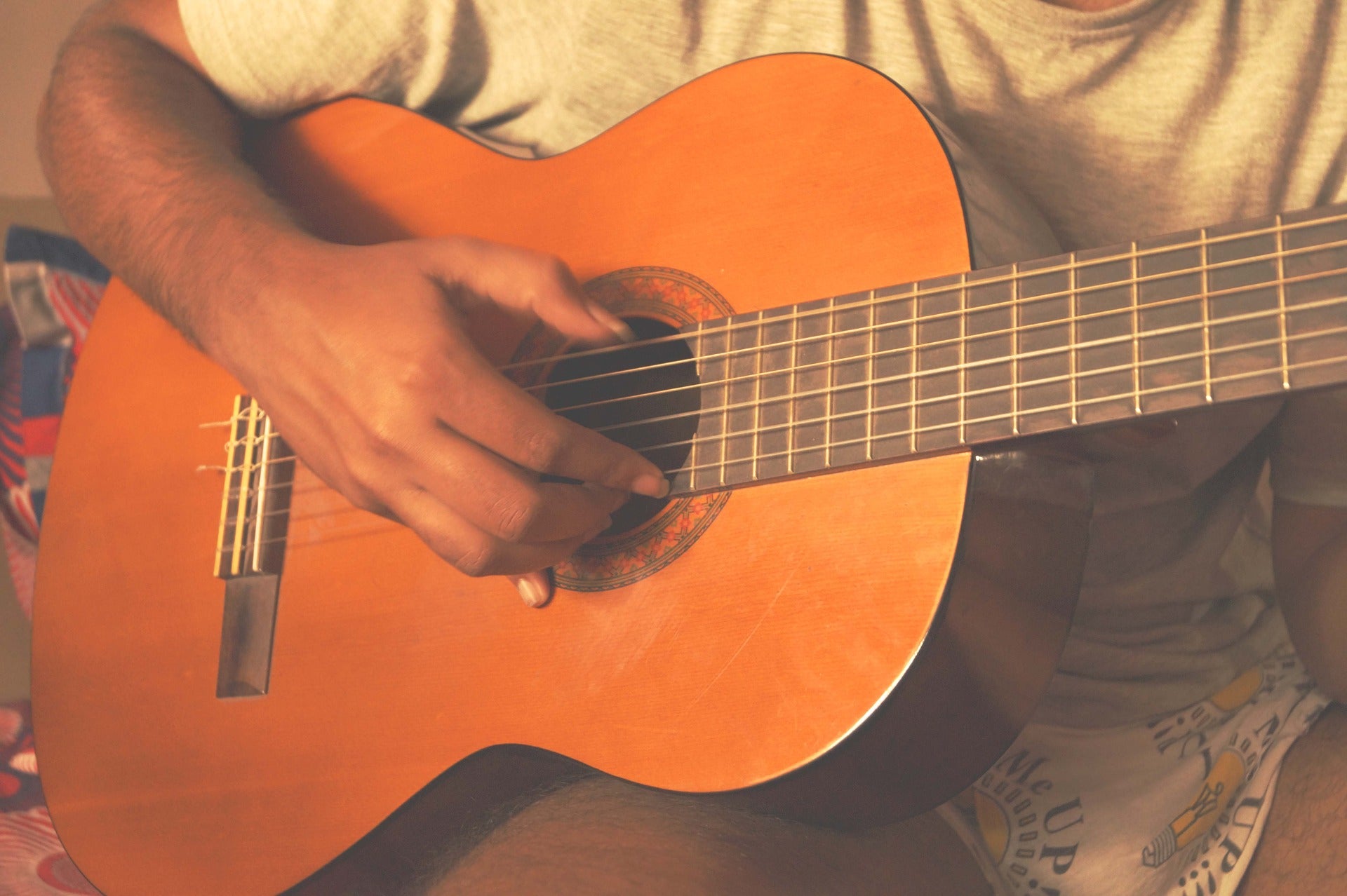 J.F. León y sus instrumentos: la guitarra J.F. León y sus instrumentos: la guitarra