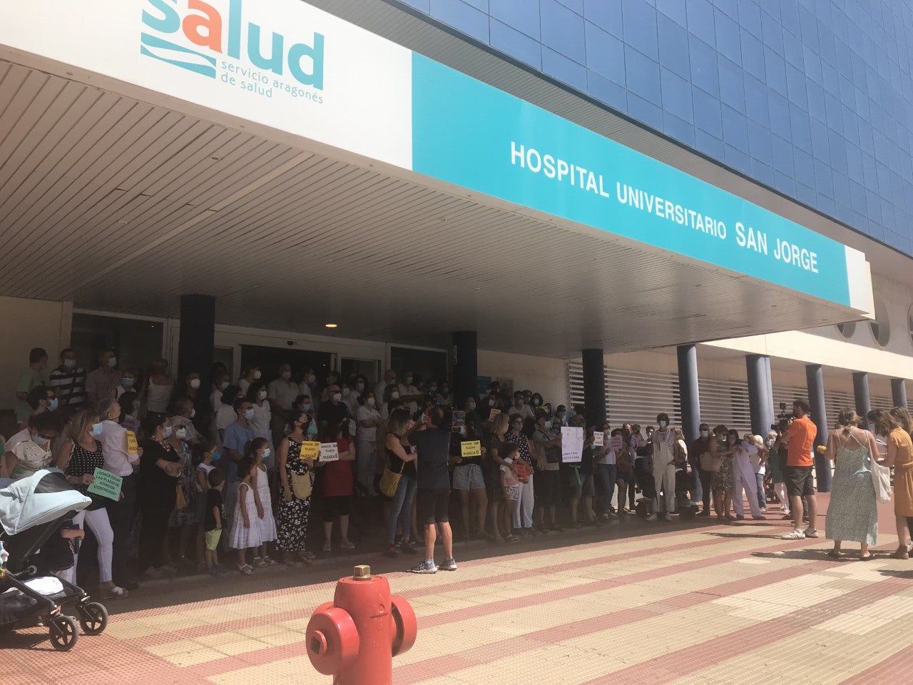 Un centenar de oscenses apoyan la petición del personal interino Un centenar de oscenses apoyan la petición del personal interino