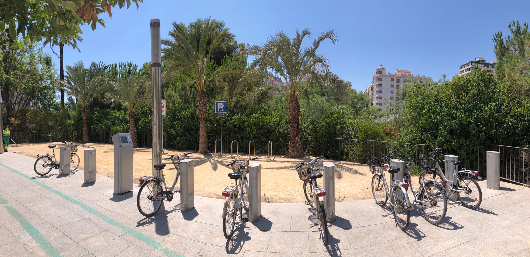 El Ayuntamiento de Elche ha instalado 36 nuevos puntos de aparcabicis para el fomento de la movilidad sostenible El Ayuntamiento de Elche ha instalado 36 nuevos puntos de aparcabicis para el fomento de la movilidad sostenible