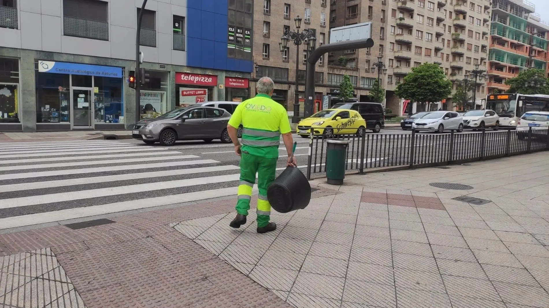 Un operario del servicio de limpieza en Oviedo