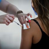 Una joven recibe la vacuna contra el coronavirus en San Sebastián