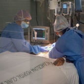 Dos sanitarios atienden a un paciente hospitalizado de covid-19