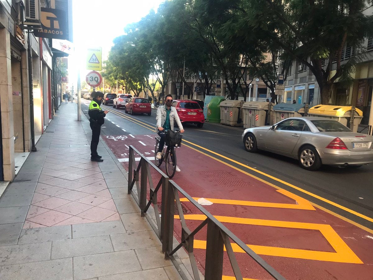El PP critica el aumento de carriles bici en Elche por entender que eliminan zonas de aparcamiento El PP critica el aumento de carriles bici en Elche por entender que eliminan zonas de aparcamiento