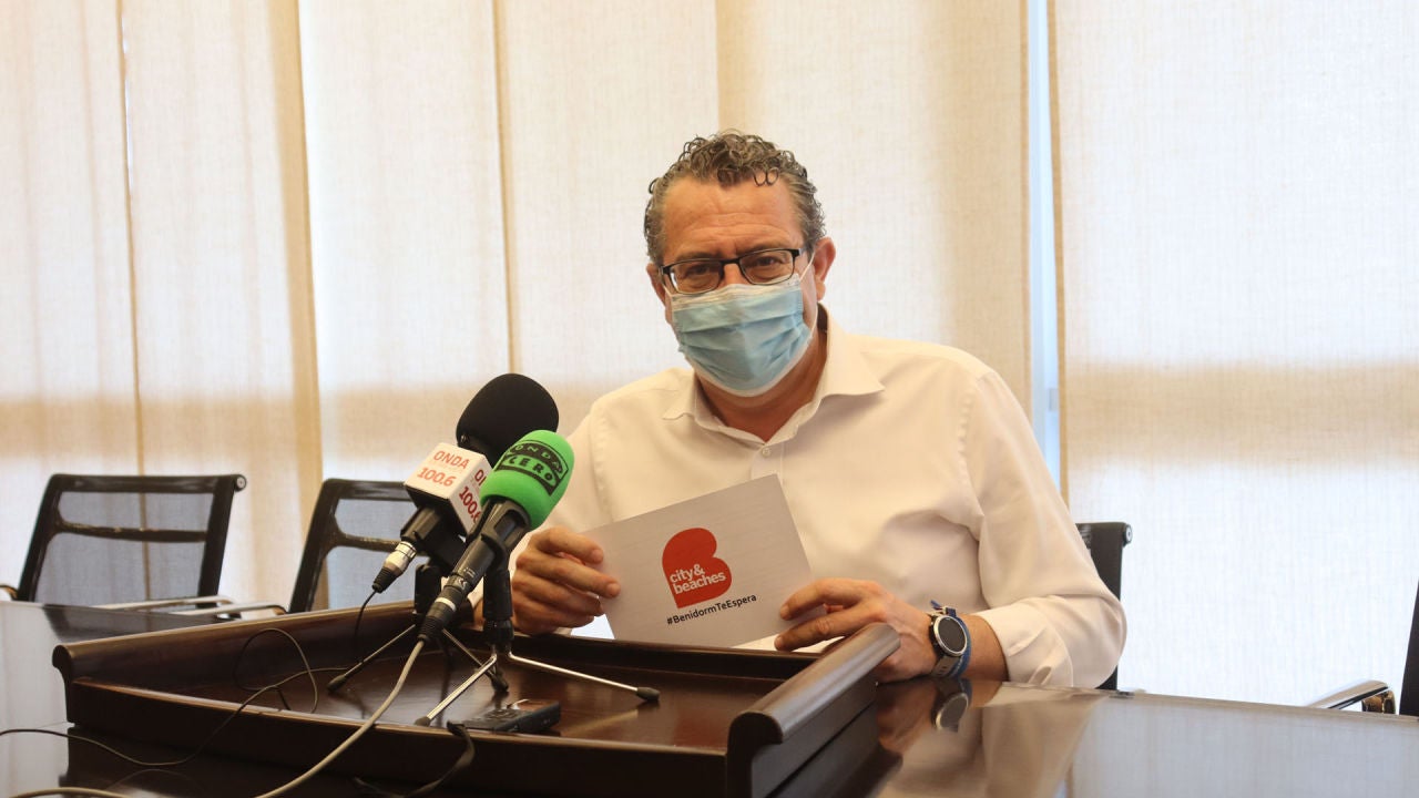 Benidorm repartirá 40.000 tarjetas de transporte público a residentes cargadas con 10 euros.