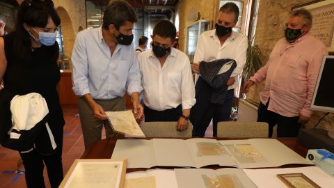 Julia Parra y Carlos Mazón observan una parte del legado del poeta Julia Parra y Carlos Mazón observan una parte del legado del poeta