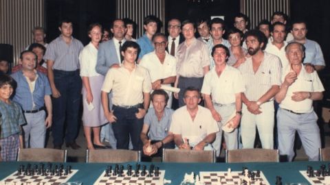 Karpov, en Cuenca, en 1987 en una partida simultánea con 25 jugadores en el Círculo de la Constancia