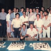 Karpov, en Cuenca, en 1987 en una partida simultánea con 25 jugadores en el Círculo de la Constancia