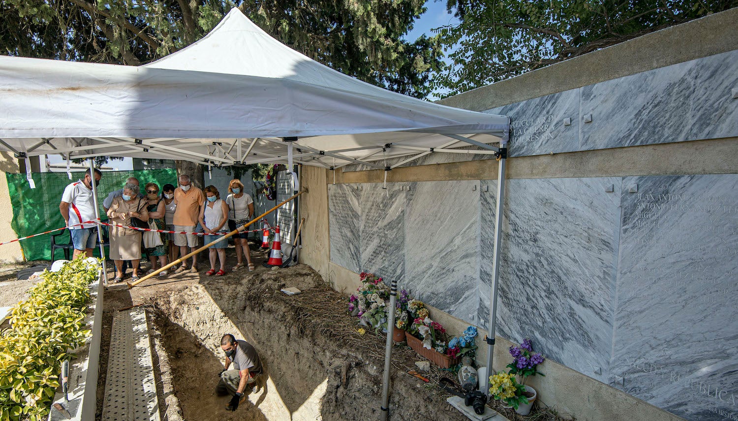 Puertas abiertas en la fosa de represaliados del franquismo en Trebujena Puertas abiertas en la fosa de represaliados del franquismo en Trebujena
