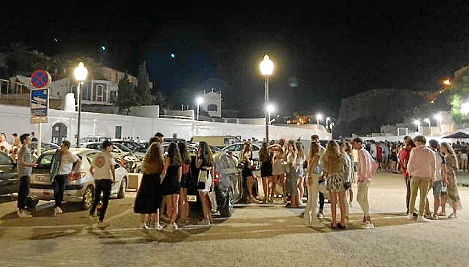 La Policía desaloja a más de mil personas que incumplían la normativa anti-Covid La Policía desaloja a más de mil personas que incumplían la normativa anti-Covid