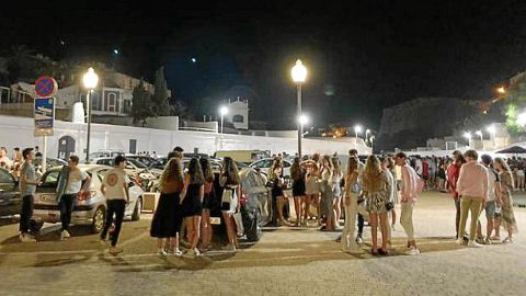 Imagen de archivo de grupos de j&oacute;venes haciendo botell&oacute;n