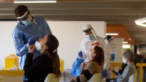 Profesionales sanitarios realizan test de coronavirus en la Universidad Autónoma de Barcelona 