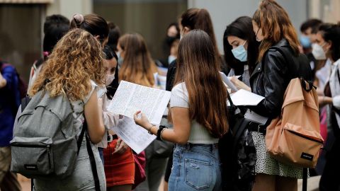 Un grupo de estudiantes en la jornada de pruebas de acceso a la Universidad en Espa&ntilde;a