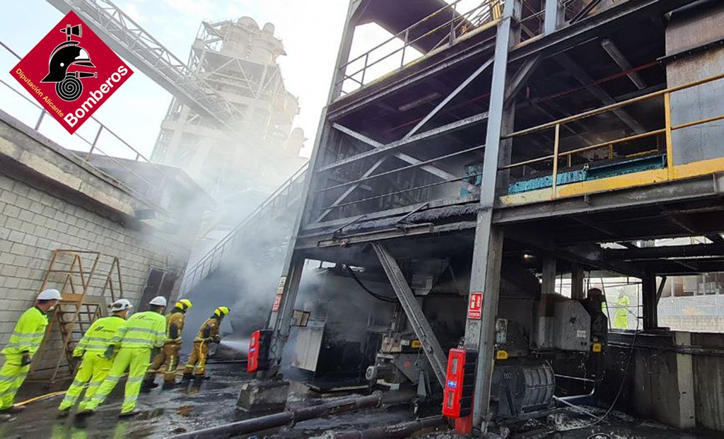 Arde la cinta transportadora en una zona de combustibles de una fábrica de cemento Arde la cinta transportadora en una zona de combustibles de una fábrica de cemento
