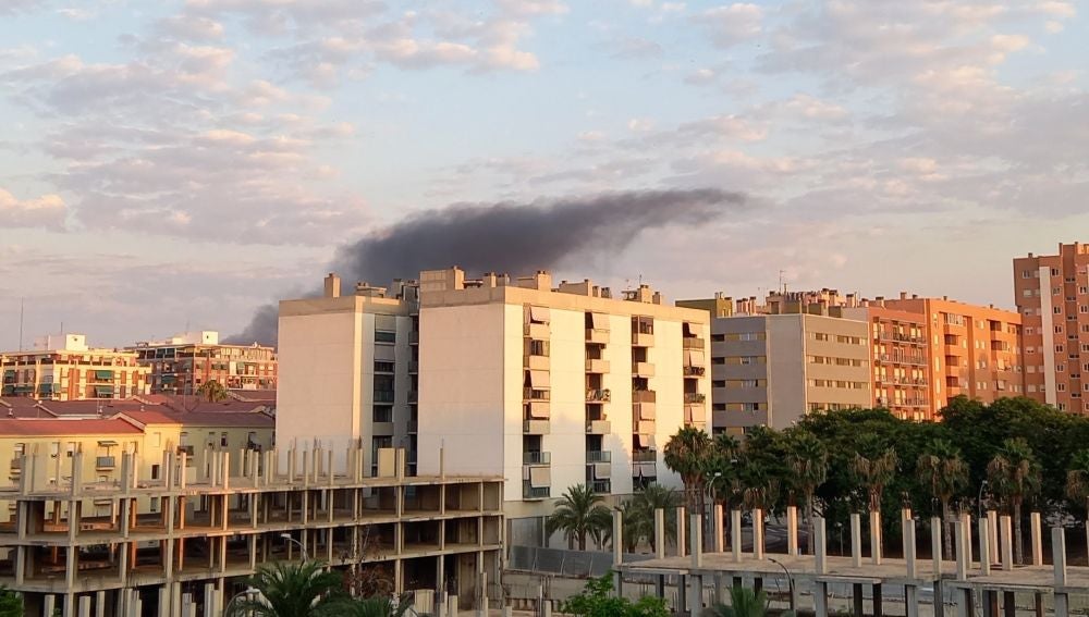 Columna de humo negro visible desde Los Ángeles