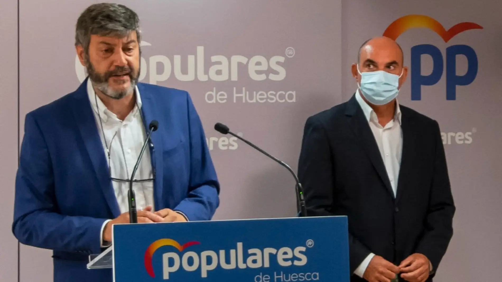 Gerardo Oliván y Juan Carlos Gracia en la sede provincial del PP Huesca