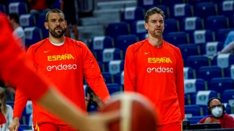 Marc y Pau Gasol, en un entrenamiento con España.