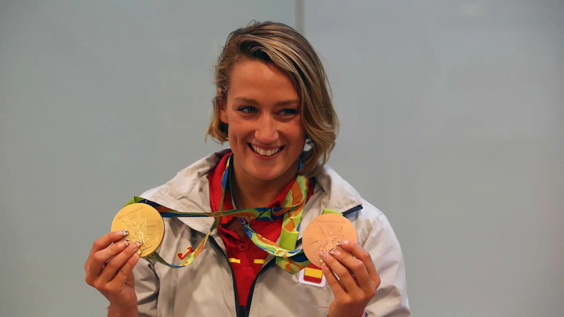 La nadadora Mireia Belmonte posando con sus medallas de oro de Río 2016.