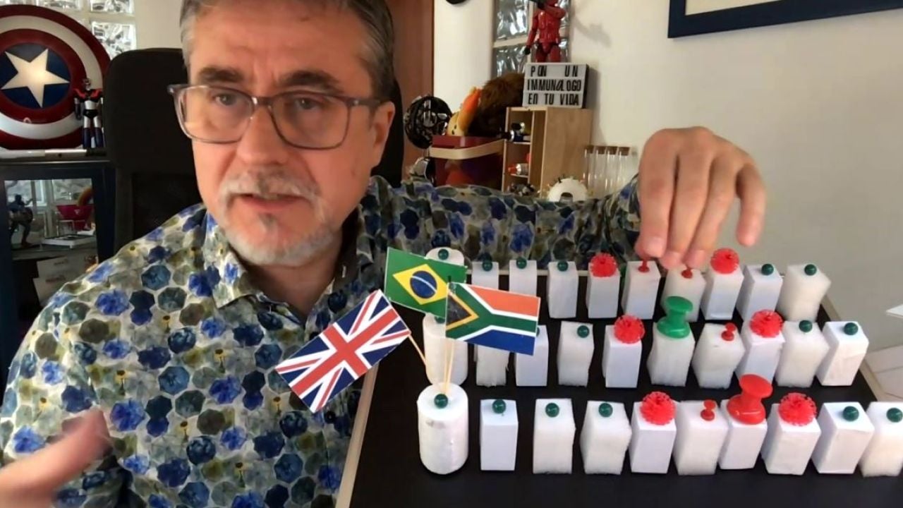 El inmunólogo, Alfredo Corell: "El anuncio de quitar la mascarilla se entendió como 'esto se ha acabado' y no es así" El inmunólogo, Alfredo Corell: "El anuncio de quitar la mascarilla se entendió como 'esto se ha acabado' y no es así"