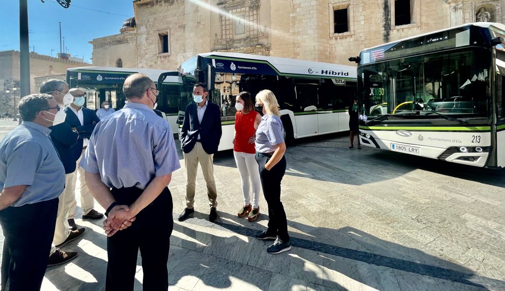 Elche incorpora cinco nuevos vehículos híbridos a su flota de autobuses urbanos Elche incorpora cinco nuevos vehículos híbridos a su flota de autobuses urbanos