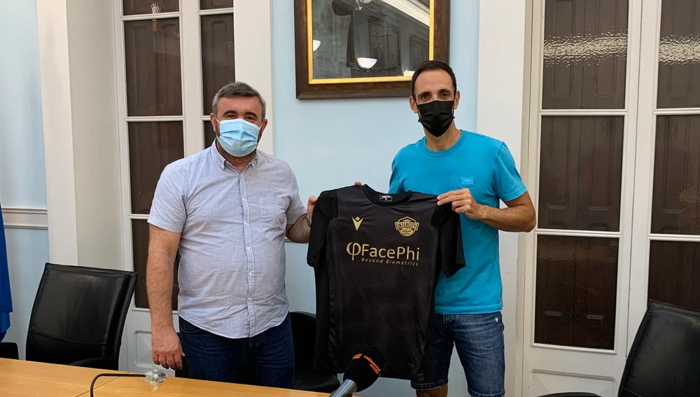 José Manuel Penalva, alcalde de Crevillent, y Juanfran Torres presentan la camiseta del Intercity Crevillent Futsal.