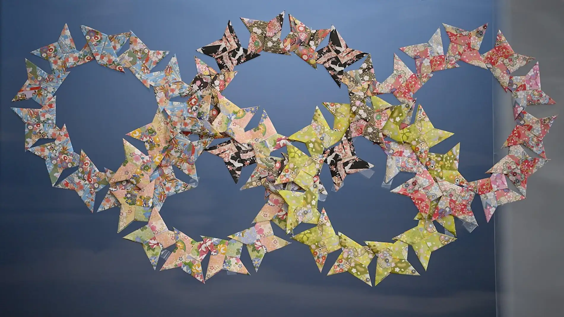 Los Anillos Olímpicos hechos de origami se muestran en el Centro de Prensa Principal en Tokio, Japón