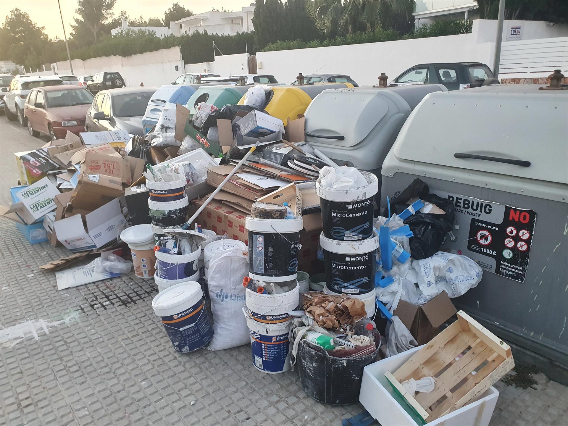 Sancionados en Santa Eulària tres propietarios y un negocio de restauración por vertidos irregulares Sancionados en Santa Eulària tres propietarios y un negocio de restauración por vertidos irregulares