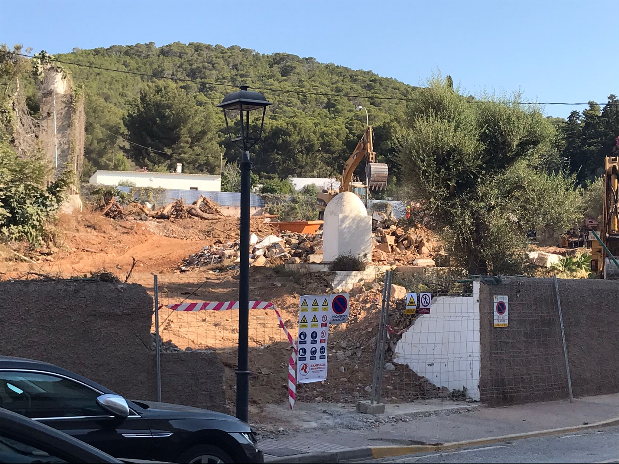 El PSOE de Santa Eulària exige al Ayuntamiento que obligue a cumplir el decreto de prohibición de obras El PSOE de Santa Eulària exige al Ayuntamiento que obligue a cumplir el decreto de prohibición de obras