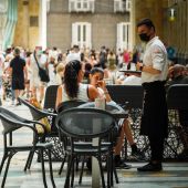 Un camarero atiende a los clientes en la terraza de un restaurante en Nápoles, Italia.